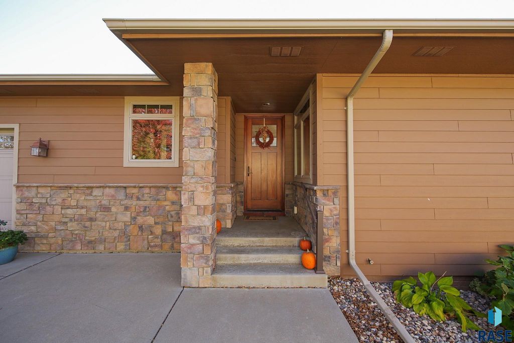 7021 S Edinburg Pl Place, Sioux Falls, SD 57108