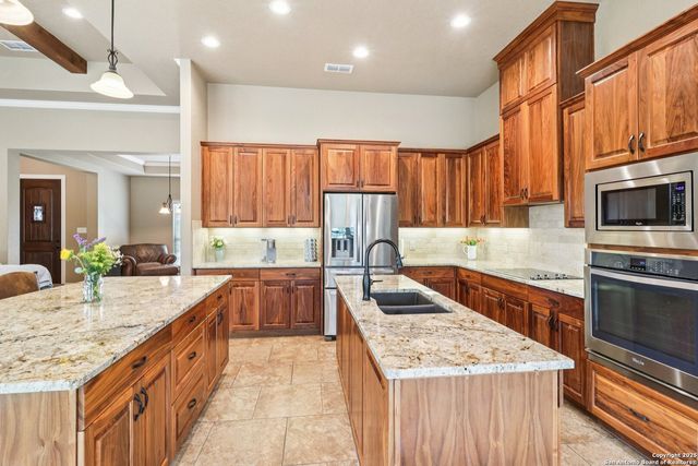 164 Abrego Lake, Floresville, TX 78114