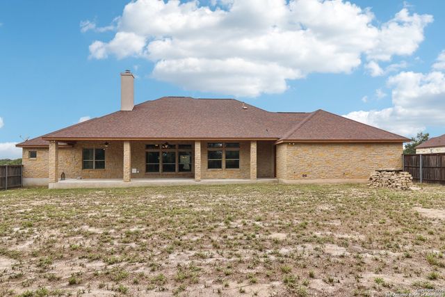 164 Abrego Lake, Floresville, TX 78114