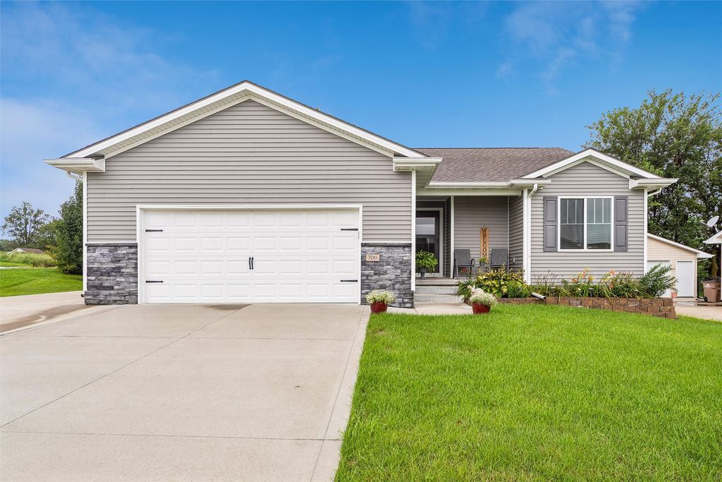 700 Patchett Drive NE, Mitchellville, IA 50169