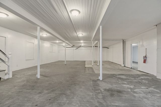 42 Main Road, Tiverton, RI 02878