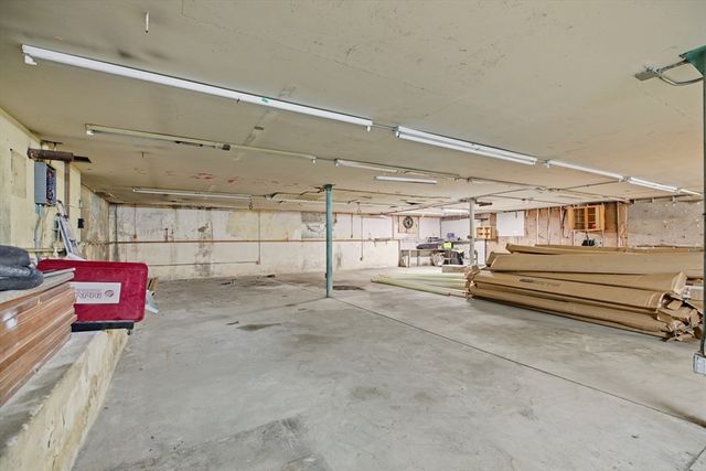 42 Main Road, Tiverton, RI 02878