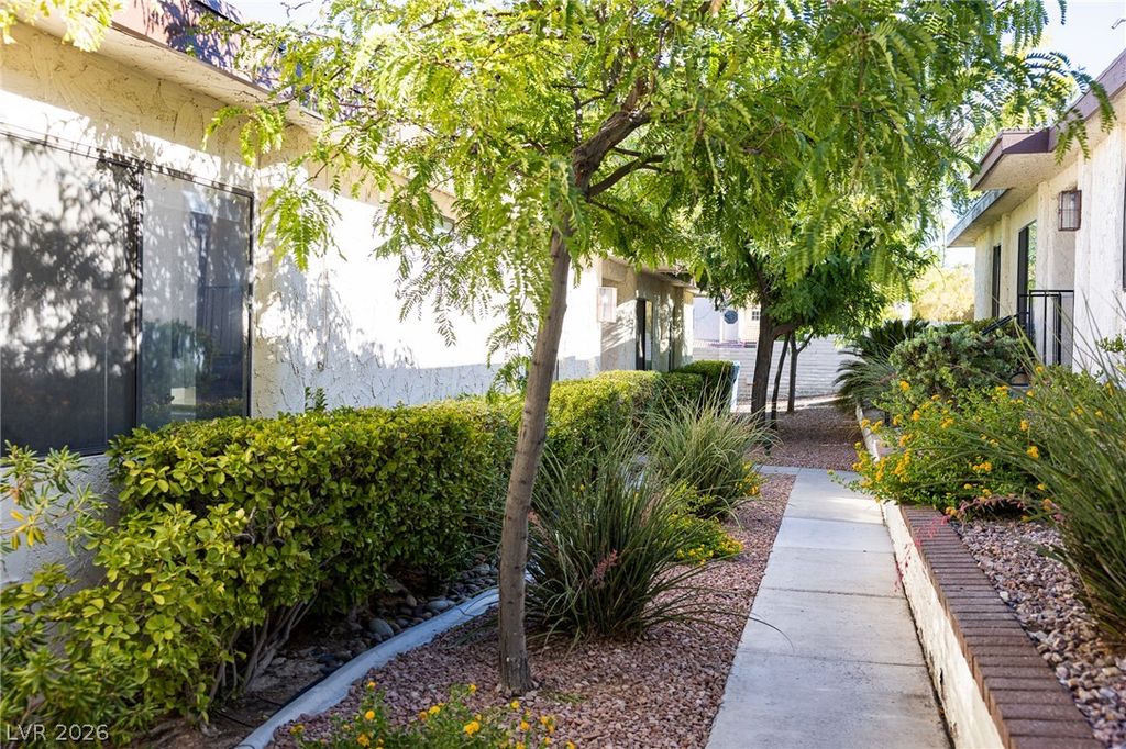 3065 Conquista Court, Las Vegas, NV 89121 — photo 5