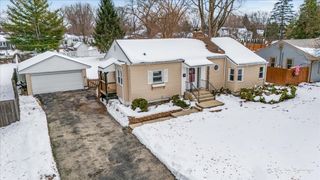 321 E Ardmore Avenue, Roselle, IL 60172