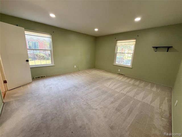 27633 E Echo Valley, Farmington Hills, MI 48334