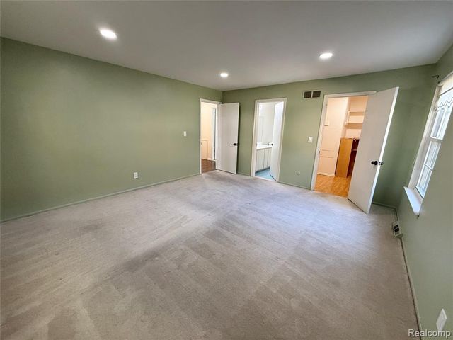 27633 E Echo Valley, Farmington Hills, MI 48334