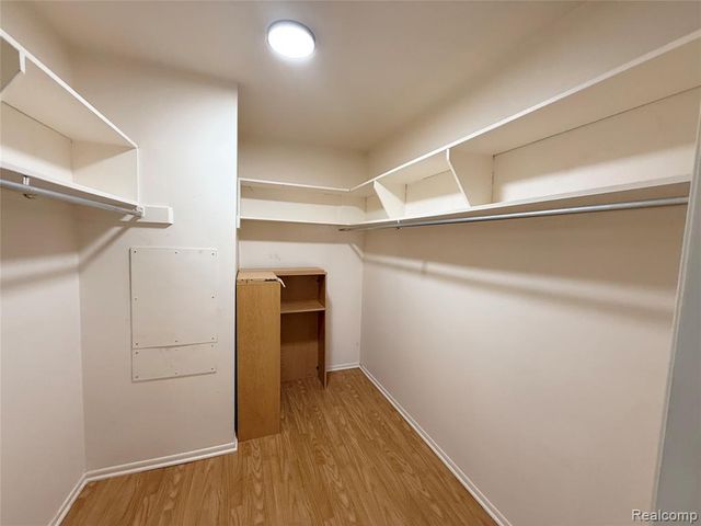 27633 E Echo Valley, Farmington Hills, MI 48334