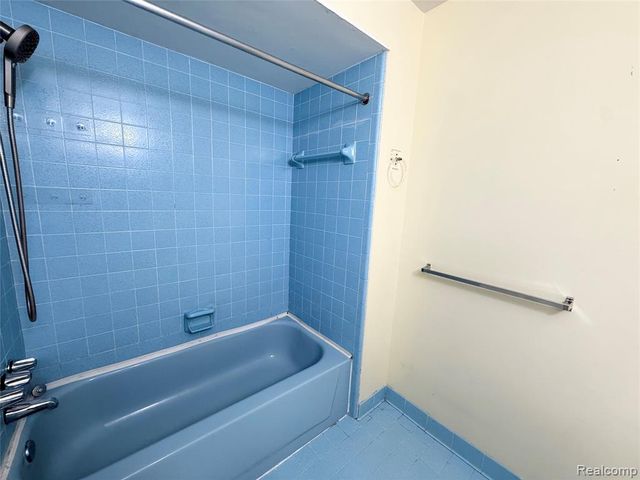 27633 E Echo Valley, Farmington Hills, MI 48334