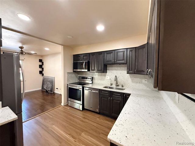 27633 E Echo Valley, Farmington Hills, MI 48334