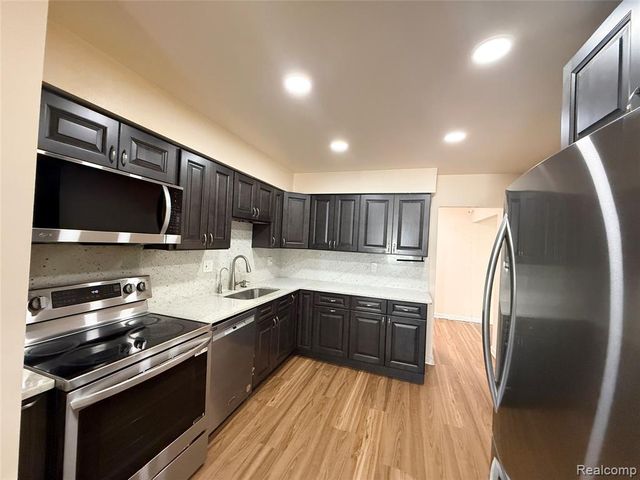 27633 E Echo Valley, Farmington Hills, MI 48334