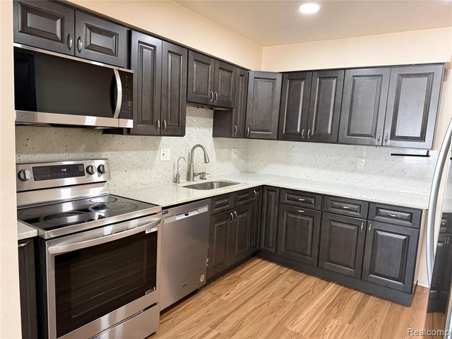 27633 E Echo Valley, Farmington Hills, MI 48334