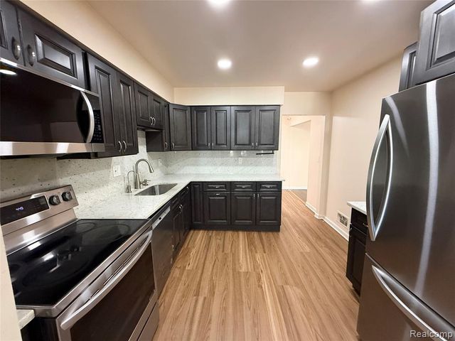 27633 E Echo Valley, Farmington Hills, MI 48334