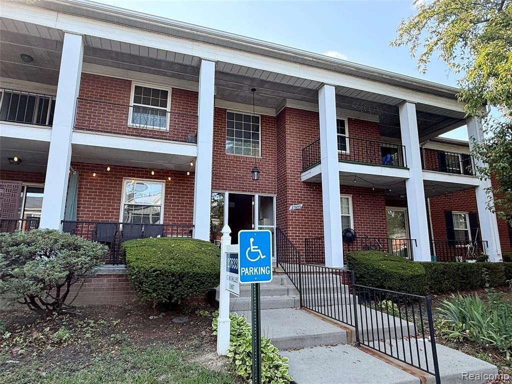 27633 E Echo Valley, Farmington Hills, MI 48334