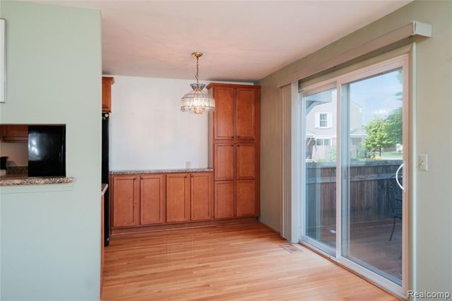 23707 N Rockledge, Novi, MI 48375