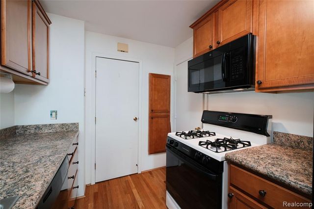23707 N Rockledge, Novi, MI 48375