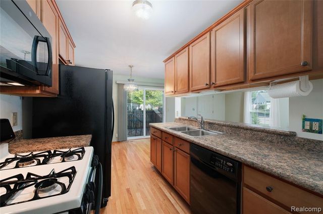 23707 N Rockledge, Novi, MI 48375
