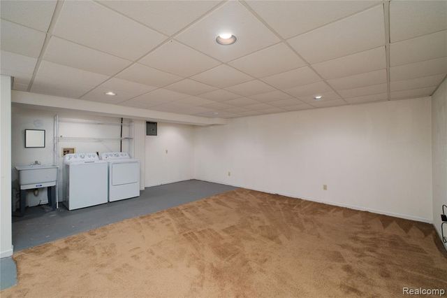 23707 N Rockledge, Novi, MI 48375