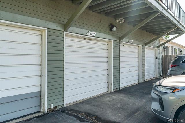 23707 N Rockledge, Novi, MI 48375