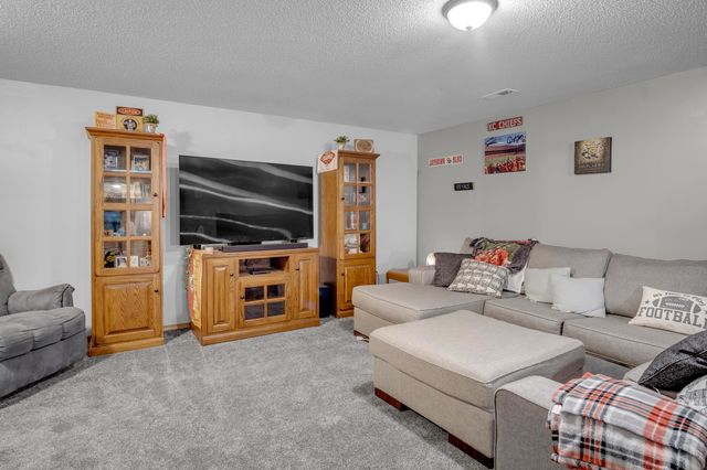 628 S Longbranch Dr, Maize, KS 67101