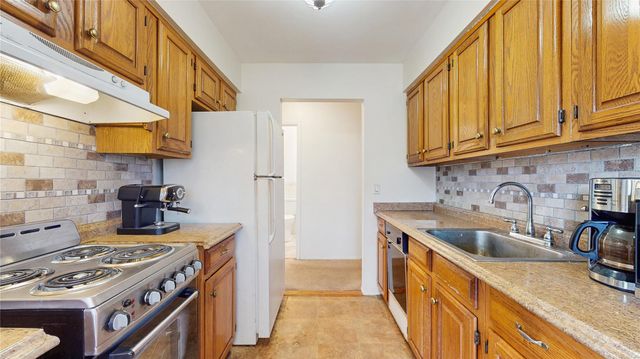 1 Rolling Way N, Peekskill, NY 10566