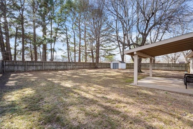 2847 Dove Drive, Fayetteville, AR 72704