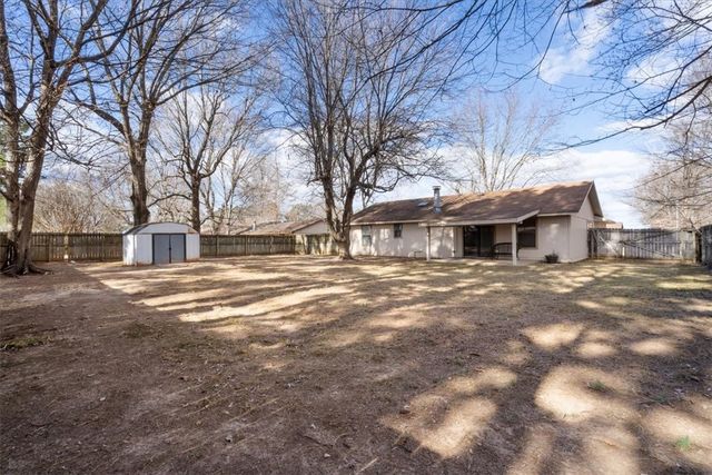 2847 Dove Drive, Fayetteville, AR 72704