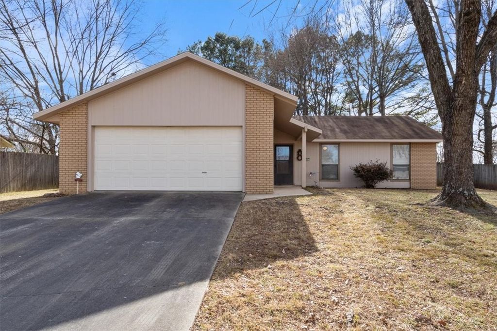 2847 Dove Drive, Fayetteville, AR 72704