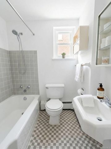 144-37 Grand Central Parkway 74E, Briarwood, NY 11435