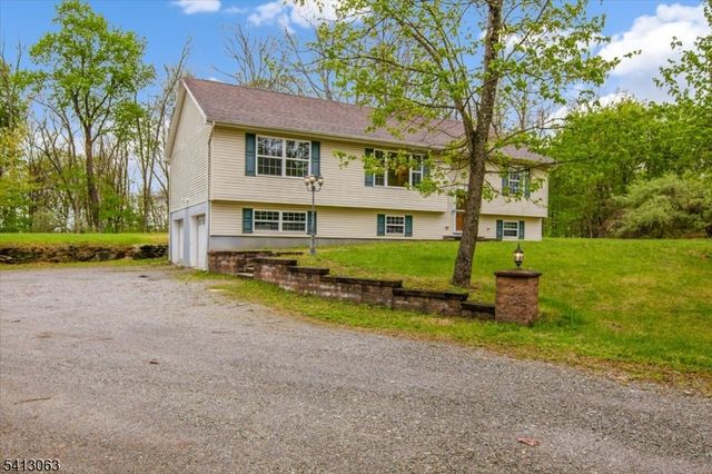 2 Oak St, Newton Town, NJ 07860