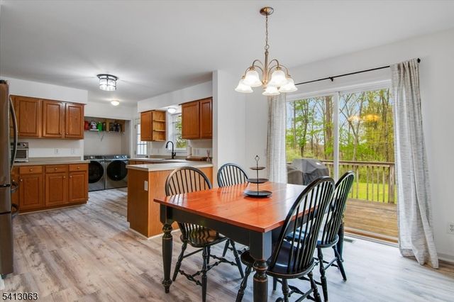 2 Oak St, Newton Town, NJ 07860
