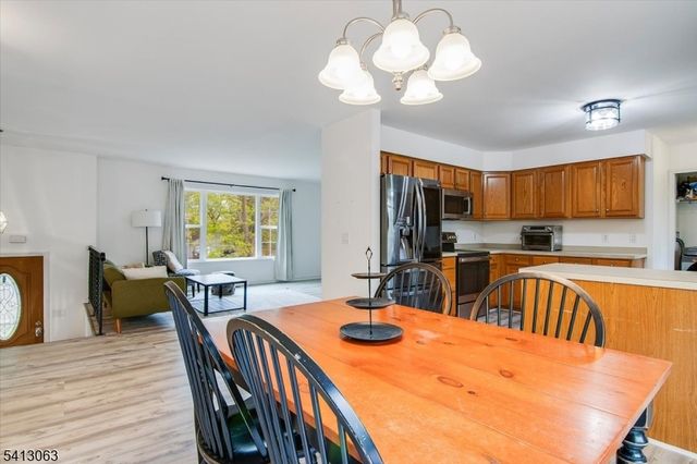 2 Oak St, Newton Town, NJ 07860