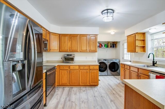 2 Oak St, Newton Town, NJ 07860