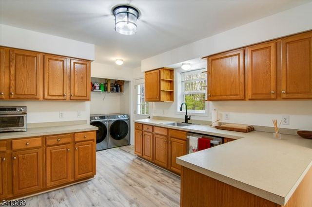 2 Oak St, Newton Town, NJ 07860