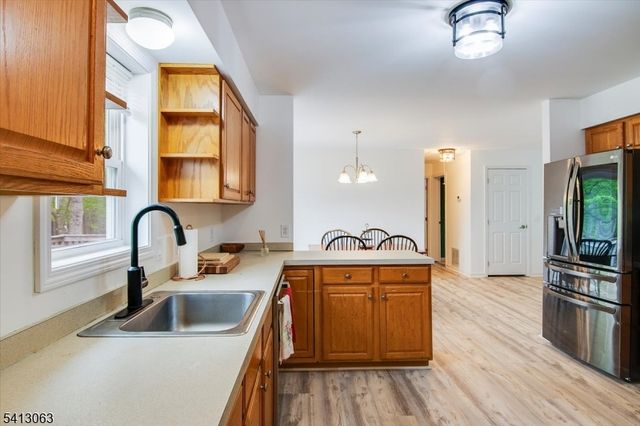 2 Oak St, Newton Town, NJ 07860