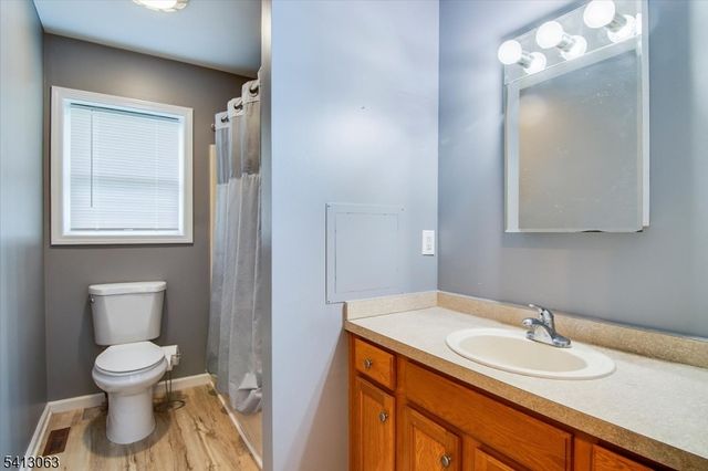 2 Oak St, Newton Town, NJ 07860