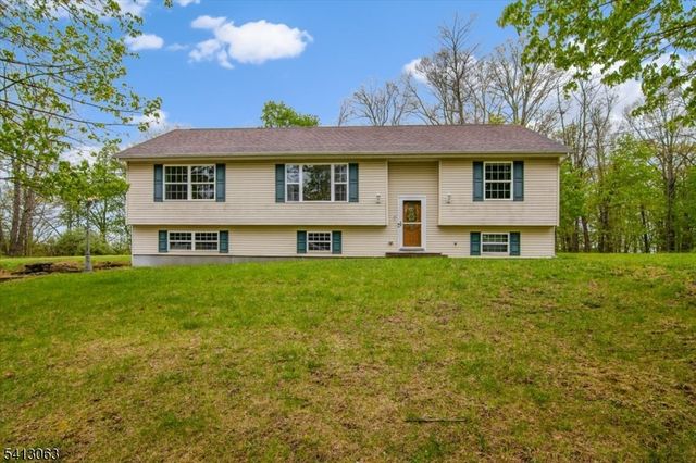 2 Oak St, Newton Town, NJ 07860