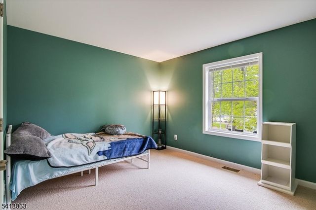 2 Oak St, Newton Town, NJ 07860