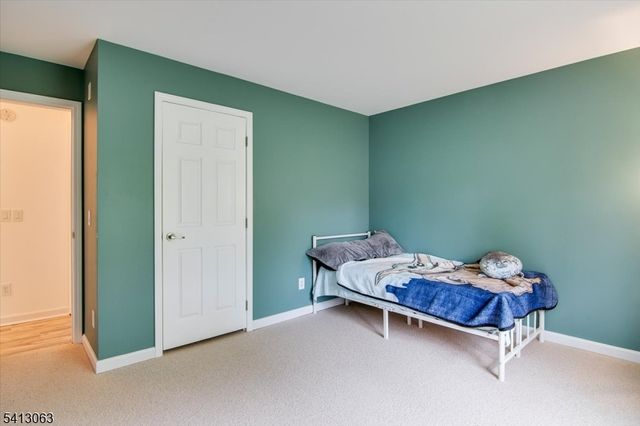 2 Oak St, Newton Town, NJ 07860