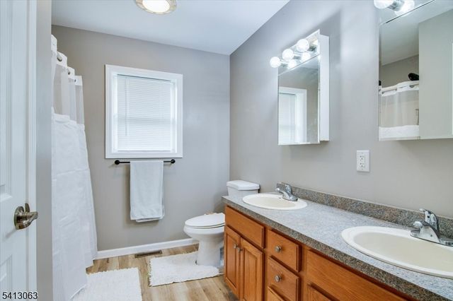 2 Oak St, Newton Town, NJ 07860