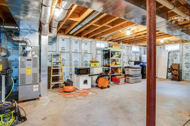 2 Oak St, Newton Town, NJ 07860