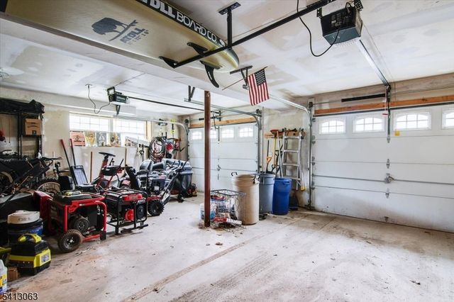 2 Oak St, Newton Town, NJ 07860