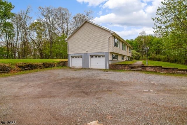2 Oak St, Newton Town, NJ 07860