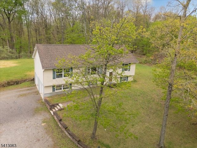 2 Oak St, Newton Town, NJ 07860