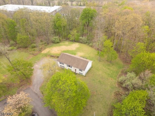 2 Oak St, Newton Town, NJ 07860