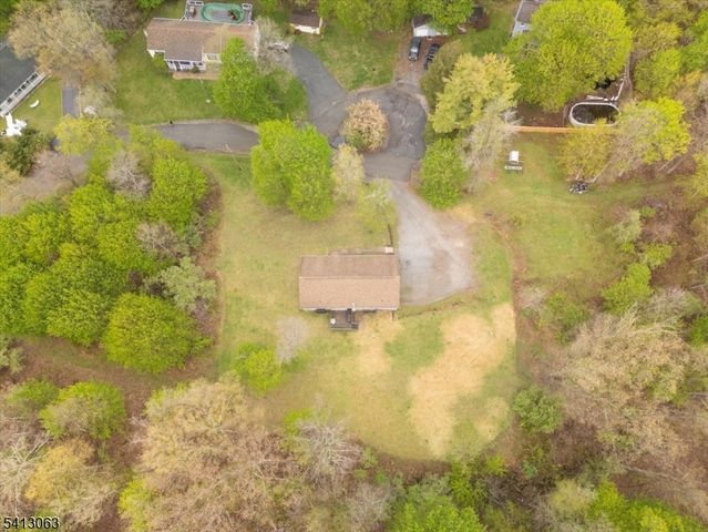 2 Oak St, Newton Town, NJ 07860
