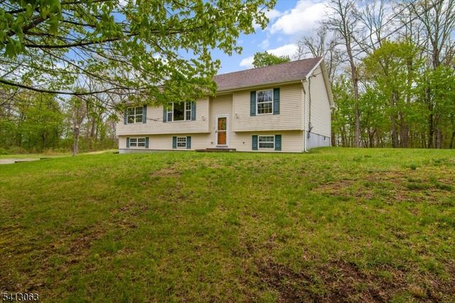 2 Oak St, Newton Town, NJ 07860