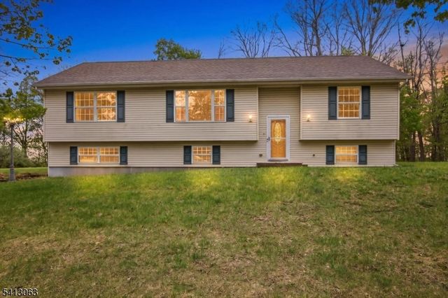 2 Oak St, Newton Town, NJ 07860