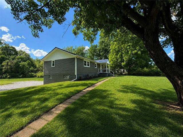 141 Lakeside Dr, Neshannock Twp, PA 16105