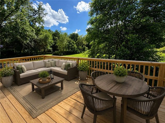 141 Lakeside Dr, Neshannock Twp, PA 16105