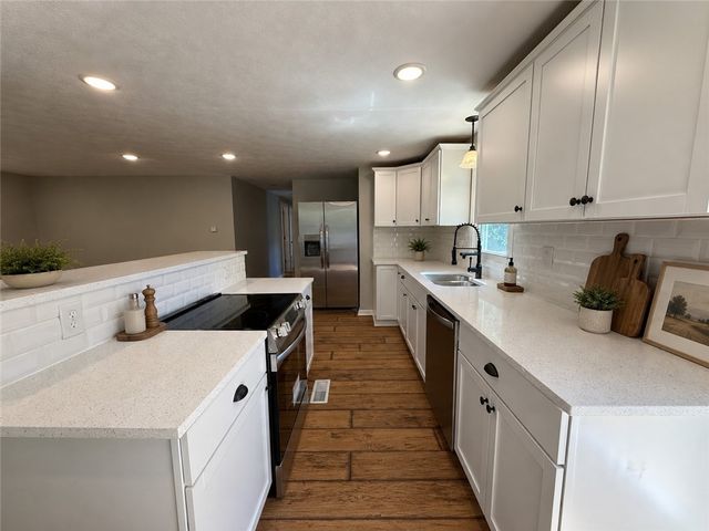 141 Lakeside Dr, Neshannock Twp, PA 16105